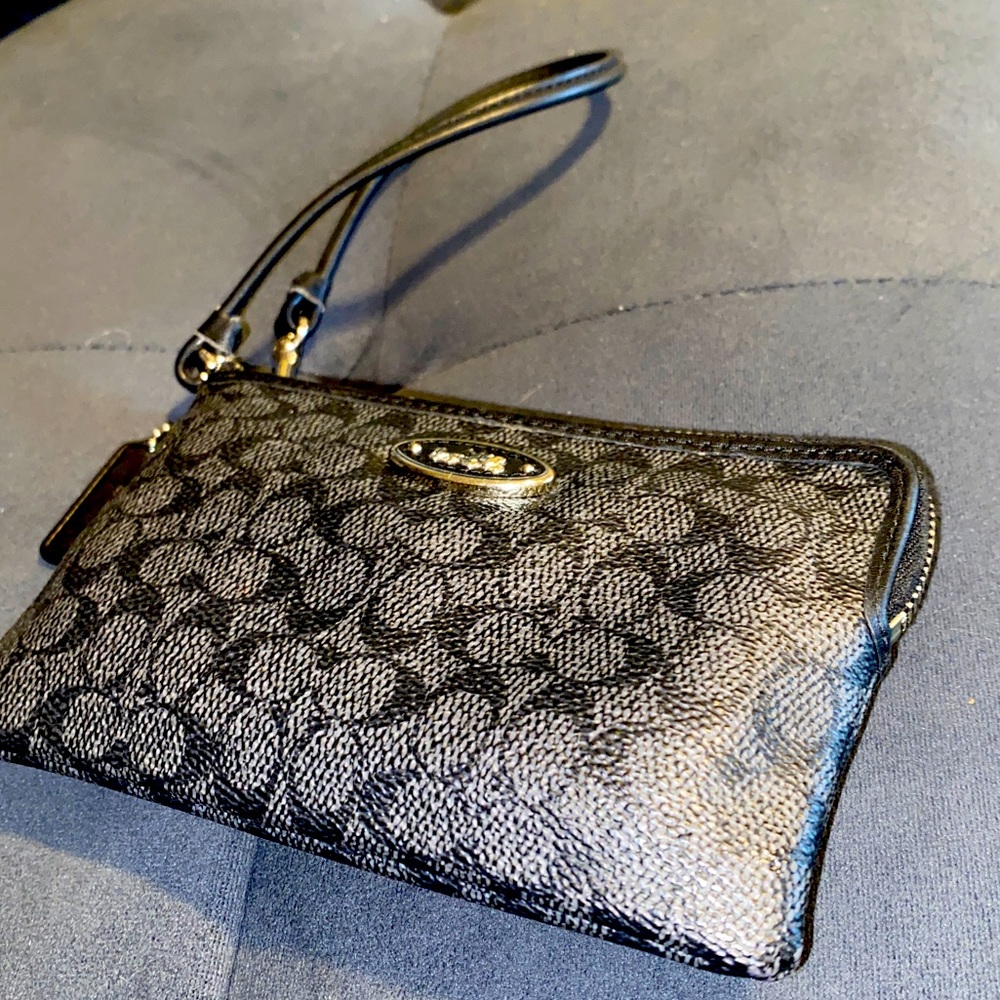 COACH SIGNATURE CANVAS WRISTLET.